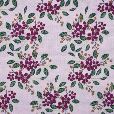 Tecido com padrão floral roxo e verde em fundo rosa claro