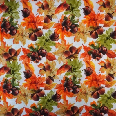 Tecido com padrão de folhas de outono e bolotas castanhas