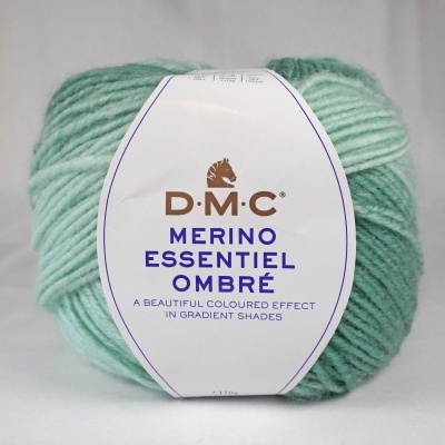 Novelo de lã Merino em tons de verde com etiqueta branca e texto