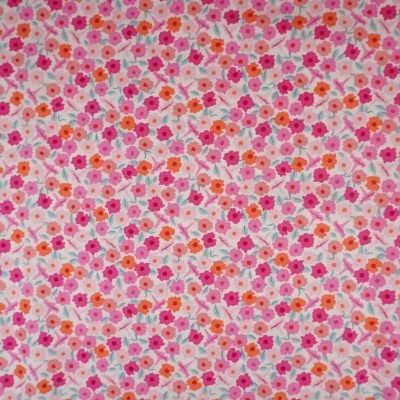 Tecido floral rosa, laranja e vermelho sobre fundo branco