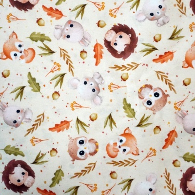 tecido infantil com padrão de animais e folhas em cores suaves