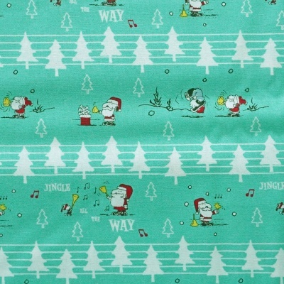 Tecido azul-turquesa com padrão natalício e personagens de Snoopy tocando instrumentos
