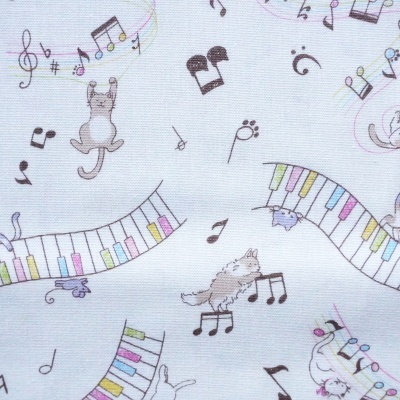 Tecido branco com padrão de gatos e notas musicais coloridas