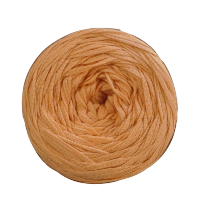 Rolo de fio têxtil castanho claro sobre fundo branco