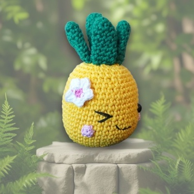 Pelúcia artesanal de ananás amarelo com crochê e folhas verdes