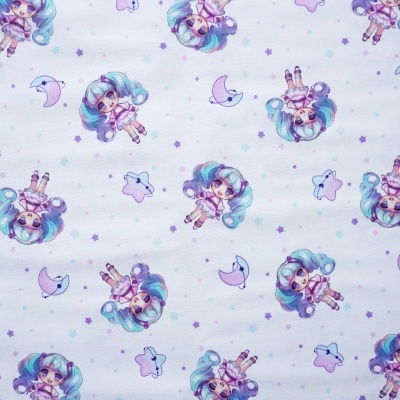 Tecido branco com bonecas coloridas e elementos celestiais como estrelas e luas