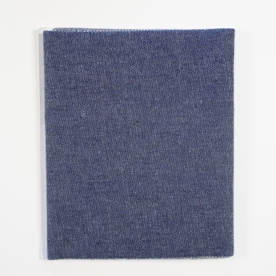 Pano azul liso com borda branca sobre fundo branco