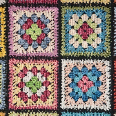 Pano colorido com padrão quadriculado e flores coloridas