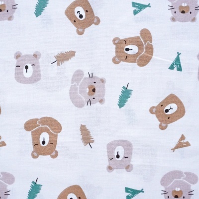tecido branco com padrão de ursos castanhos e cinzentos e folhagens verdes e castanhas