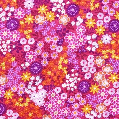 Tecido estampado com padrão floral colorido em rosa, roxo, amarelo e branco