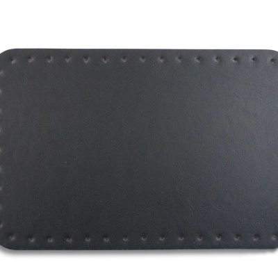 tapete retangular preto com bordas elevadas