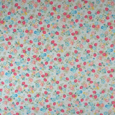 Tecido branco com padrão flores pequenas coloridas e folhas verdes