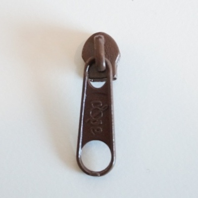Fecho de zíper metálico castanho com puxador