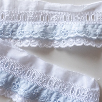 Bordado inglês Bicolor Azul