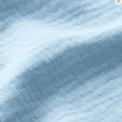 Tecido azul claro com textura enrugada