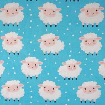 Tecido azul com padrão de ovelhas brancas sorridentes e pontos brancos
