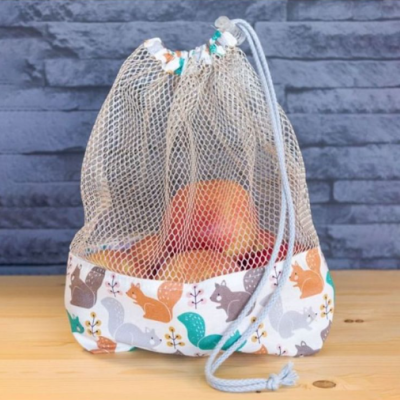 Saco de rede reutilizável com padrão de esquilos e maçãs dentro