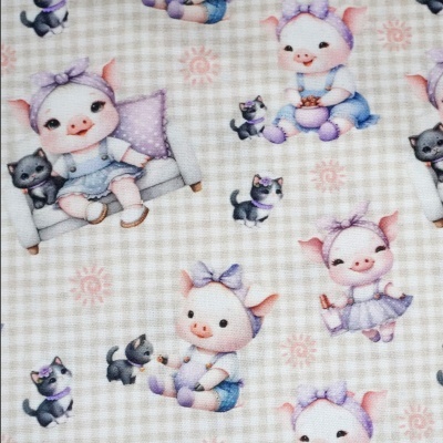 Tecido com desenhos de porquinhos fofos e gatos em fundo xadrez creme