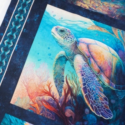 Manta com estampa de tartaruga marinha em tons azuis e laranjas