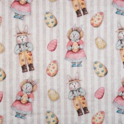 Tecido com padrão de coelhos e ovos de páscoa coloridos sobre fundo riscado laranja e branco