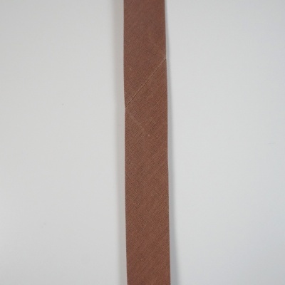 Gravata castanha em tecido liso sobre fundo branco