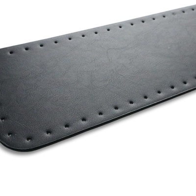 Almofada preta em material sintético com furos ao longo da borda