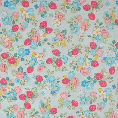 Tecido de algodão com padrão floral e morangos em fundo azul claro