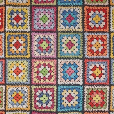 Tecido em crochet com padrão quadrado colorido multicolorido.