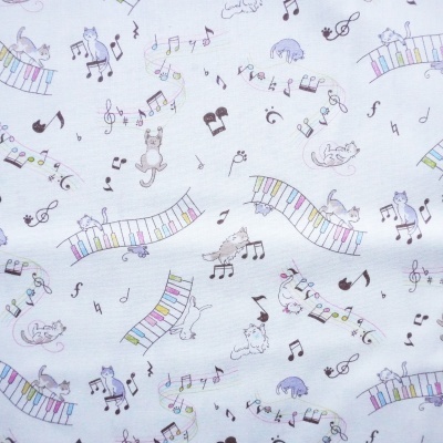 tecido branco com padrão de piano, gatos e notas musicais