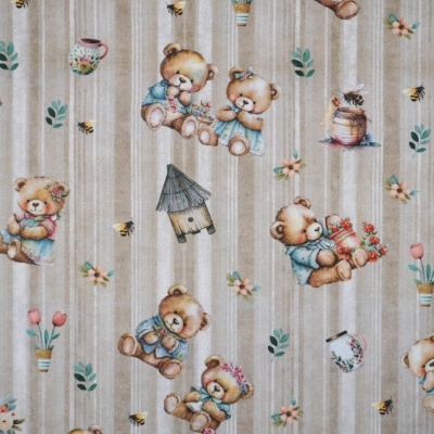 Tecido com padrão de ursinhos, flores e objetos em tons claros