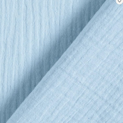 tecido azul claro com linhas verticais