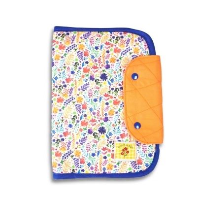 Mala organizadora floral com aba laranja e botões azuis