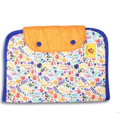Bolsa ou estojo de tecido floral colorido com aba laranja e fechos azuis