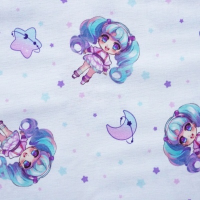 Tecido branco com bonecas anime coloridas e estrelas roxas