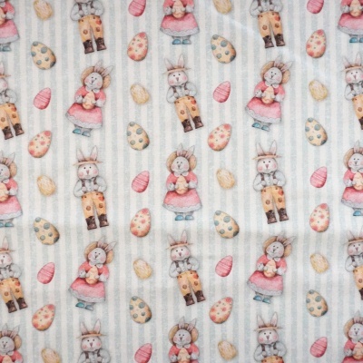 Tecido com padrão de coelhos vestidos e ovos de páscoa coloridos em fundo listrado
