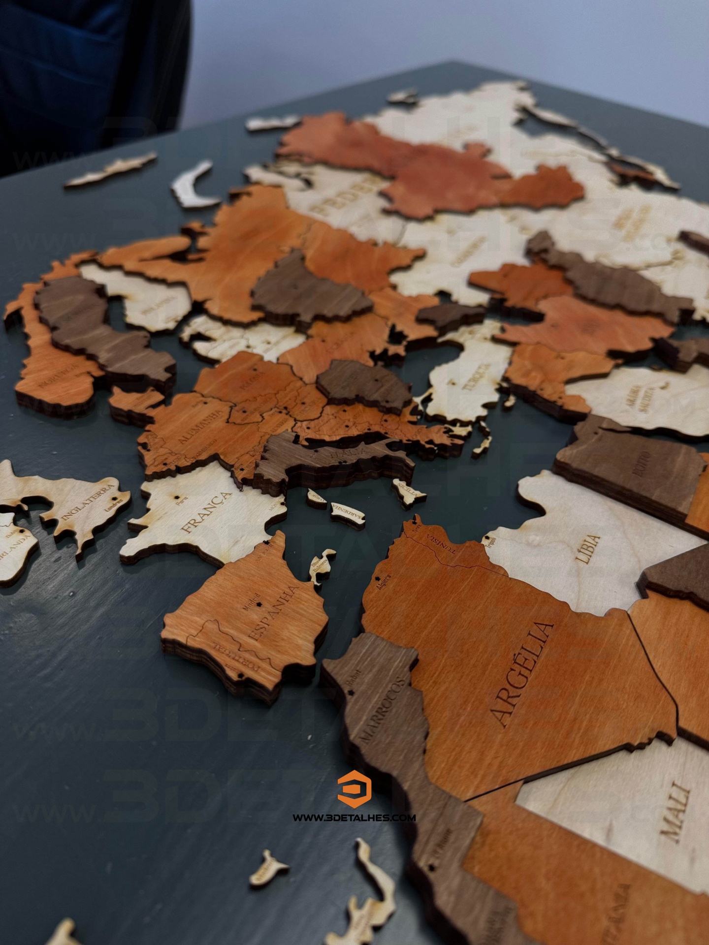 Mapa Mundo de Madeira  ( 1,44m x 0,88m)