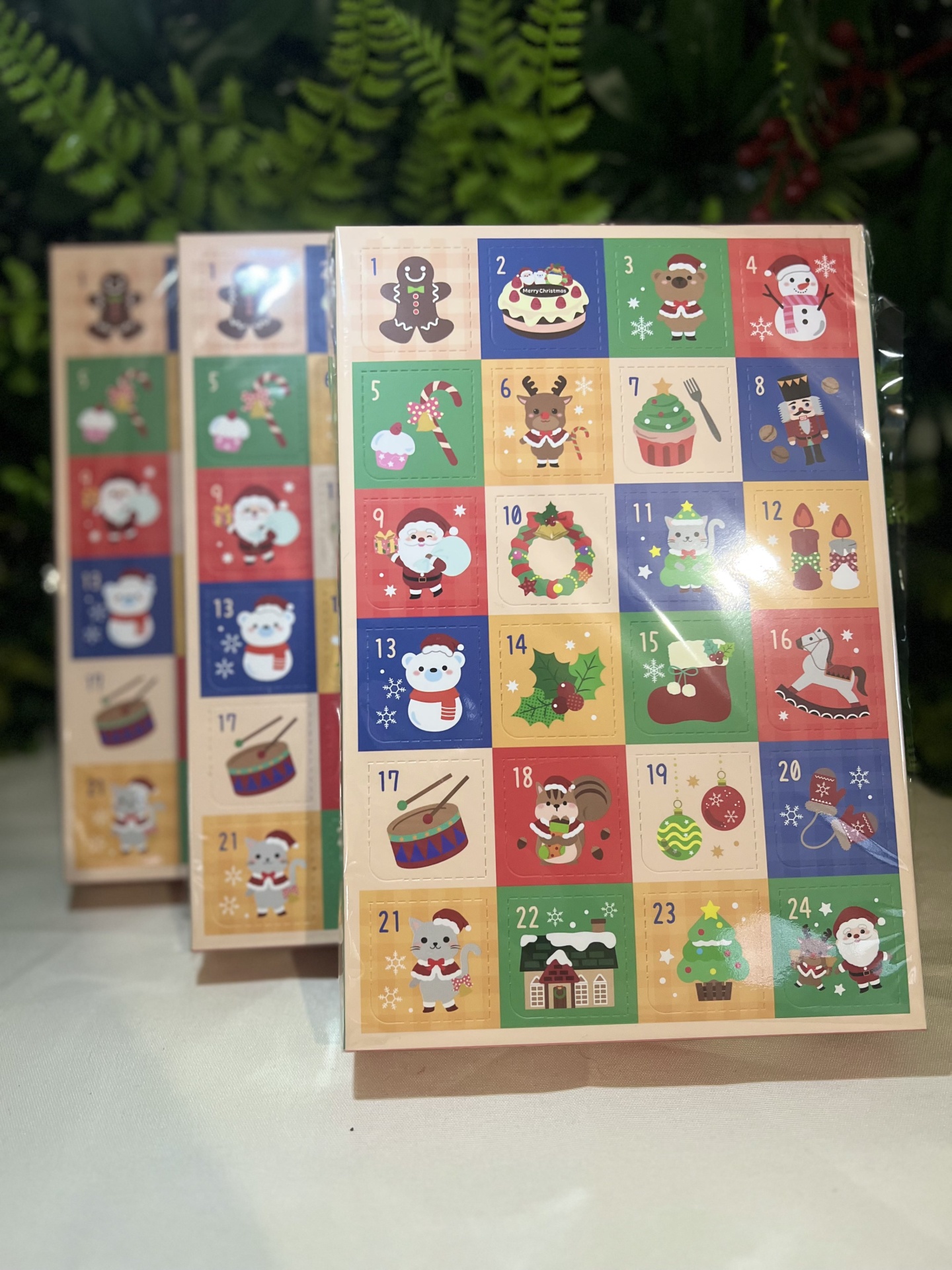 Calendários de advento com ilustrações natalícias coloridas e numeradas