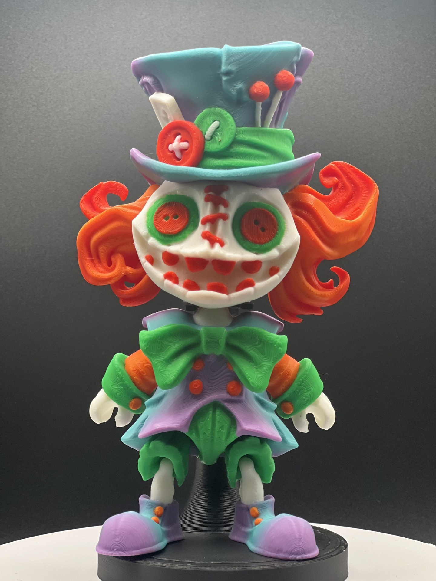 Figura colecionável de personagem colorido com chapéu e cabelo vermelho