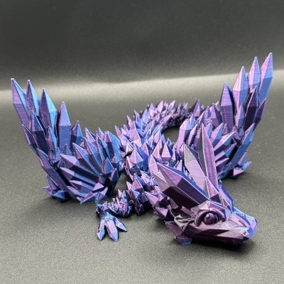 Estatueta de dragão azul e violeta em textura geométrica