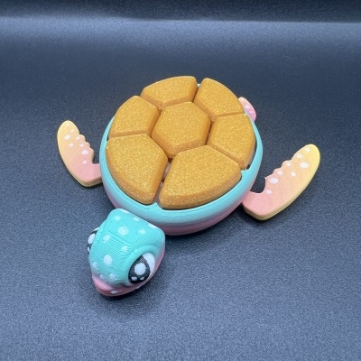 Figura de tartaruga colorida em fundo preto