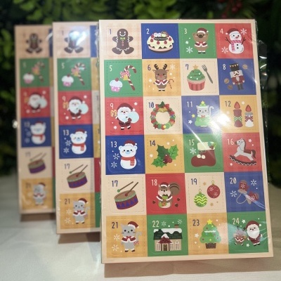 Calendários de advento com ilustrações natalícias coloridas e numeradas