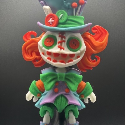 Figura colecionável de personagem colorido com chapéu e cabelo vermelho