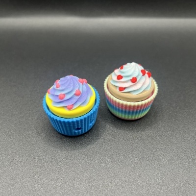 Dois objetos em forma de cupcake com diferentes cores e texturas sobre fundo preto