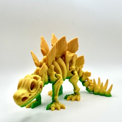 Figura de dinossauro amarelo e verde com texto 'Arco-íris' no fundo branco