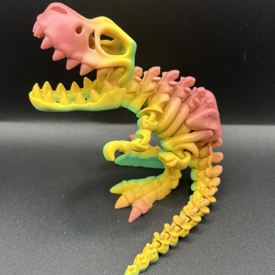 Figura esqueleto de dinossauro colorido em fundo preto