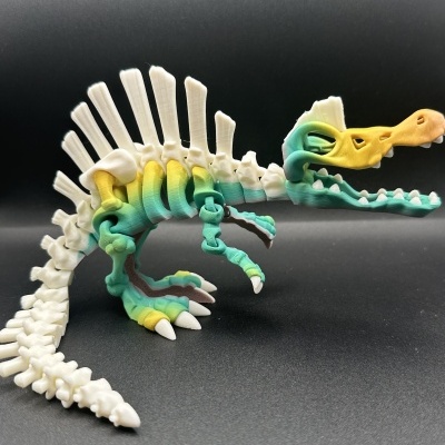 Figura de esqueleto de dinossauro colorido em fundo preto