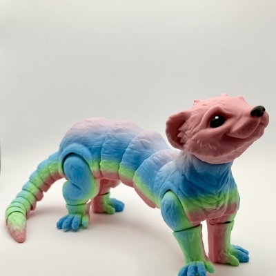 Figura articulada de animal colorido em tons pastel com várias articulações
