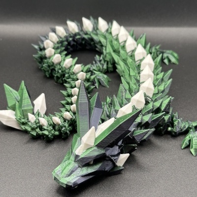 Figura geométrica de dragão verde com branco e preto sobre fundo preto