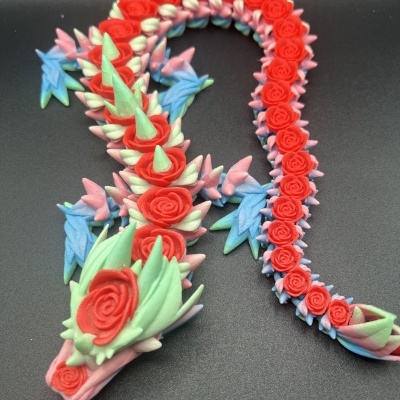 Escultura decorativa de dragão em várias cores sobre fundo preto