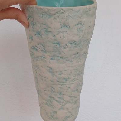 Vaso cerâmico branco e azul texturizado